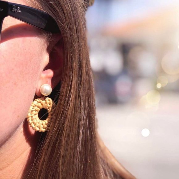 Pearl Stud Earrings with Rattan Circle - Picture 2 of 2